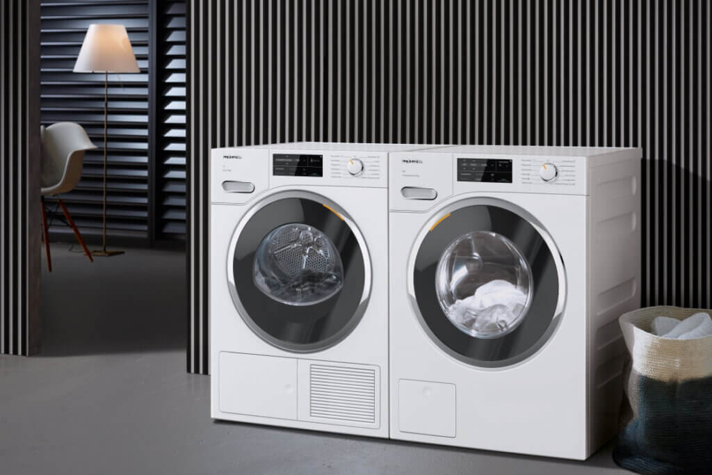 Waschmaschine und Trockner in moderner Wohnung