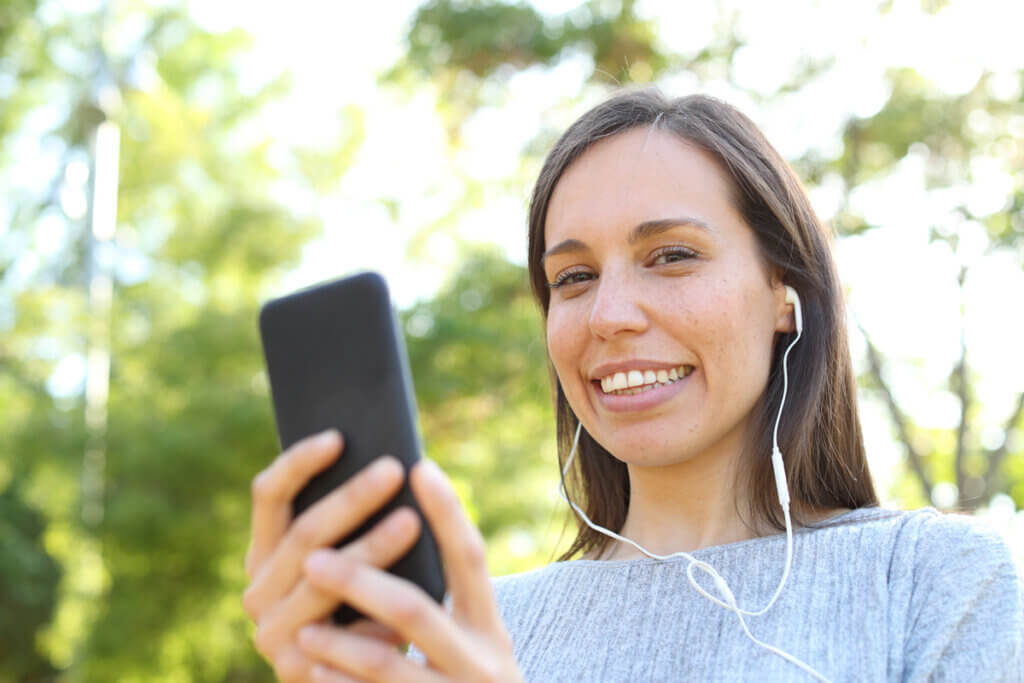 Noise-Cancelling-Kopfhörer Frau hört Musik auf Smartphone