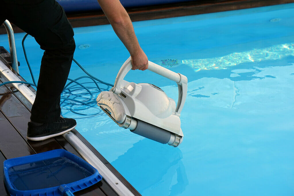 Roboter wird in Pool gesetzt