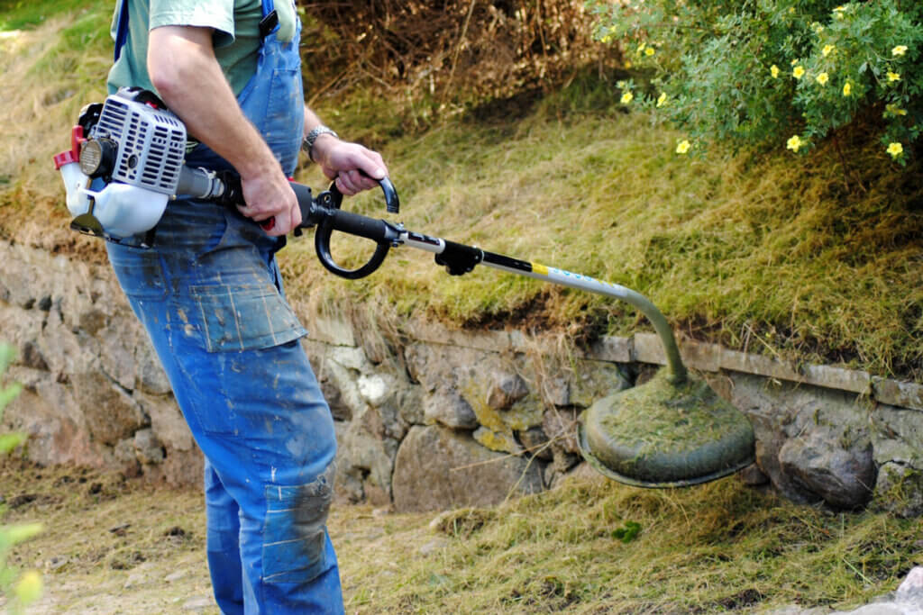 gaernter arbeitet mit kantenschneider