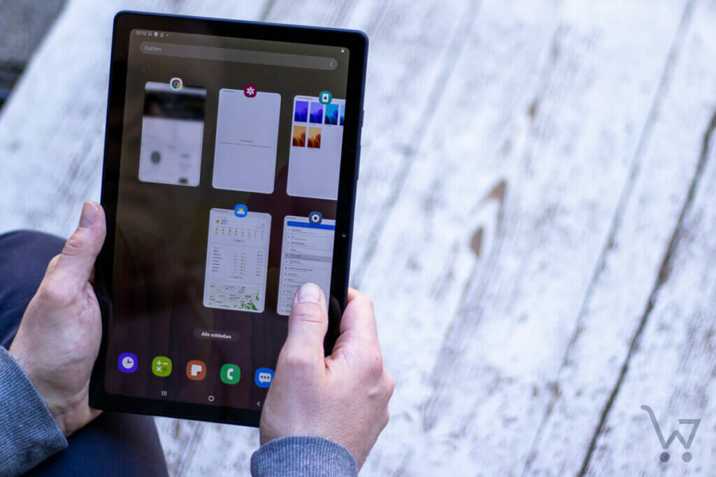 Samsung-Tablet wird im Freien benutzt