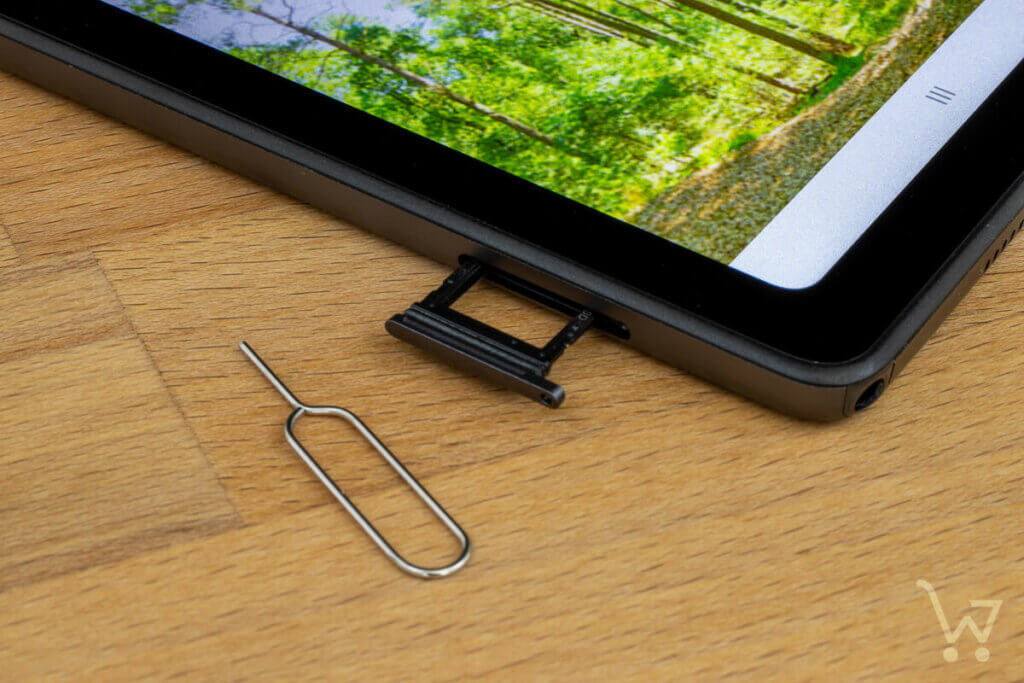 SIM-Slot eines Tablets mit Schlüssel