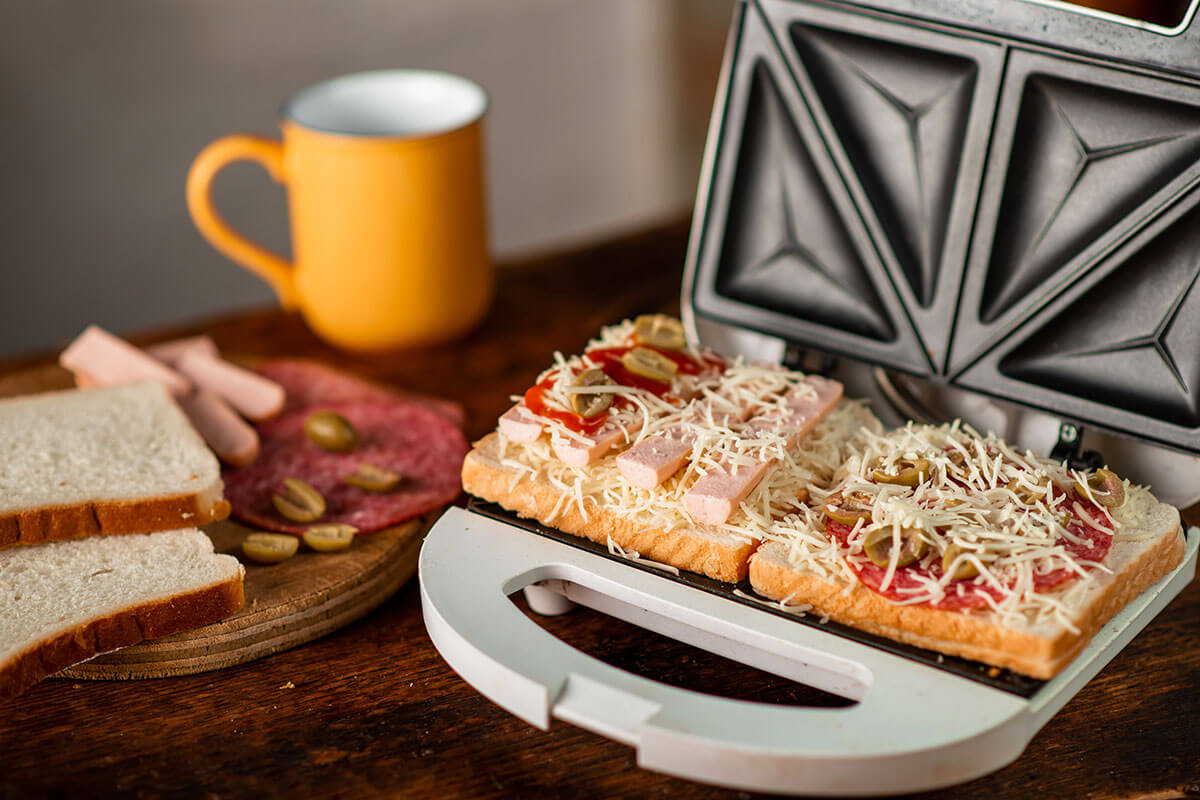 Belegte Toastscheiben in einem Sandwichmaker