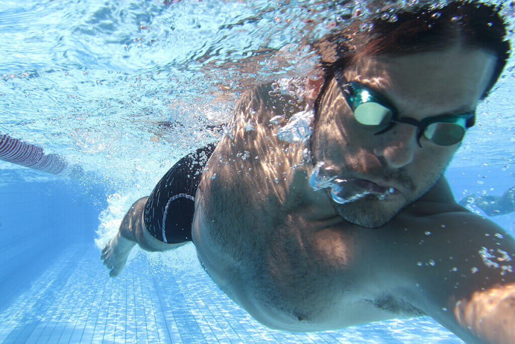 Person unter Wasser im Pool