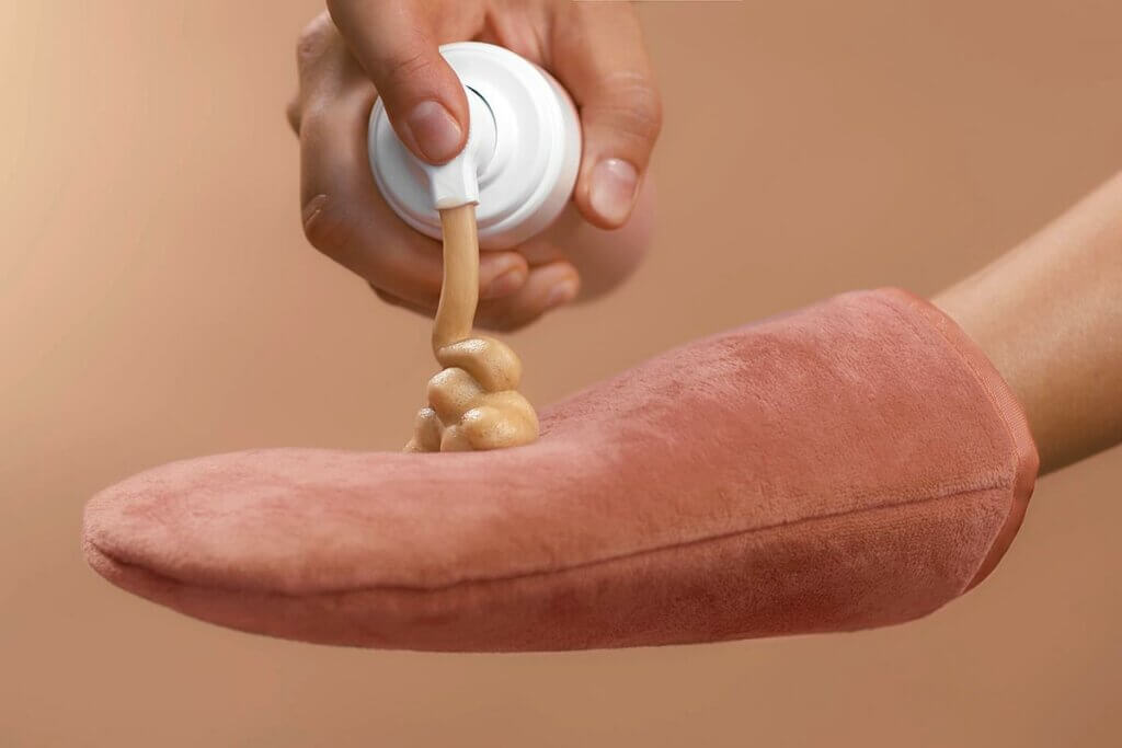 selbstbraeuner-braeunungscreme_wird_auf_applikationshandschuh_aufgetragen