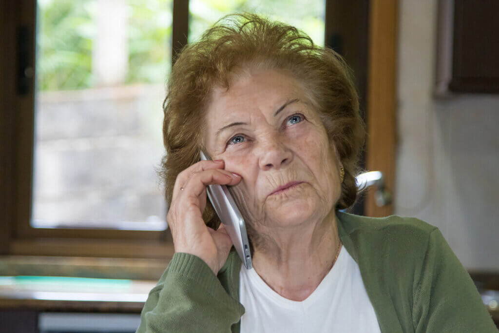 Seniorin an Smartphone