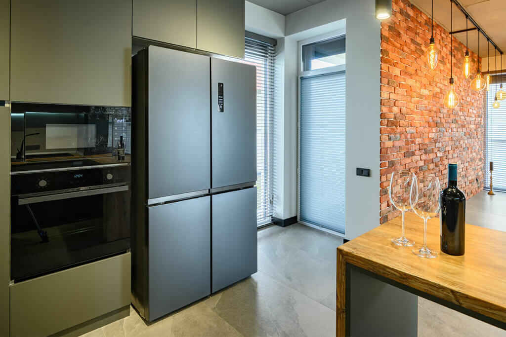 Side-by-Side-Kühlschrank in Küche