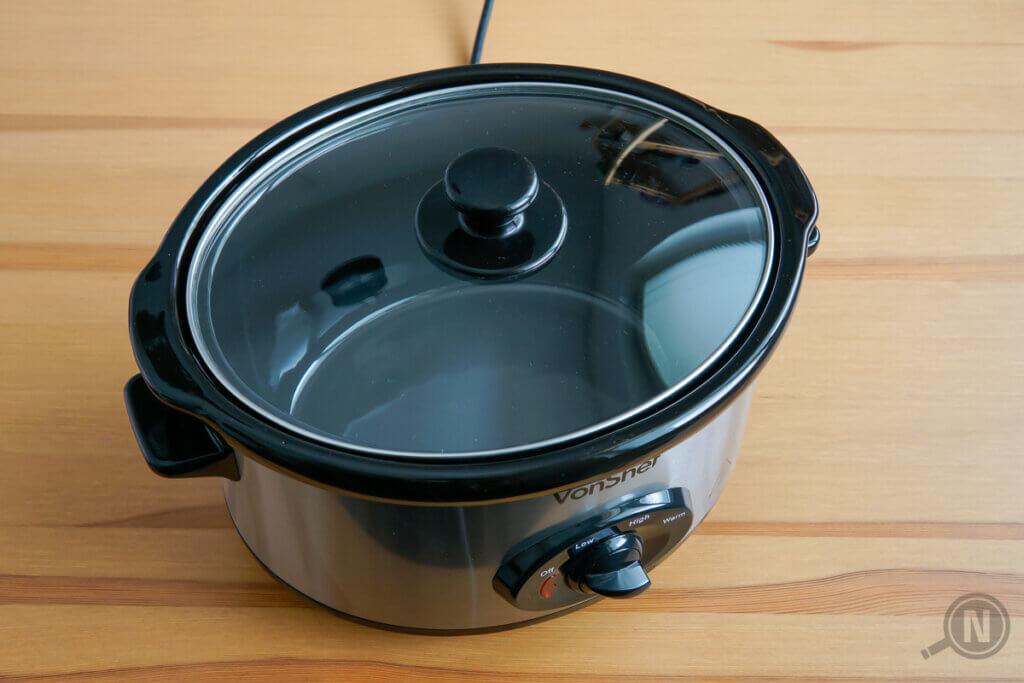 slow-cooker auf holztisch
