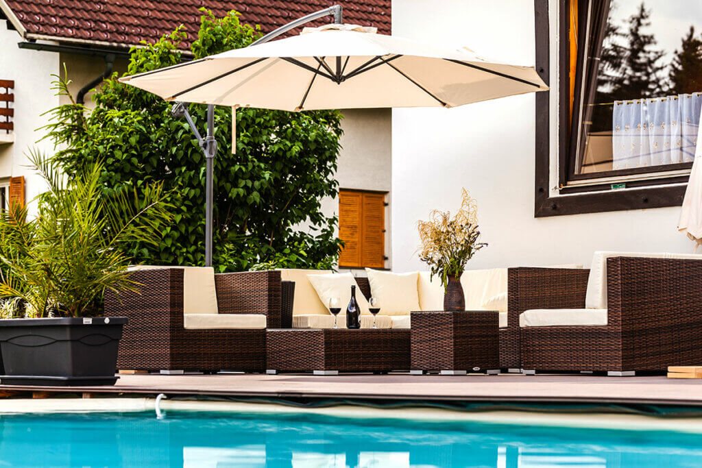 Pool mit Lounge und Sonnenschirm