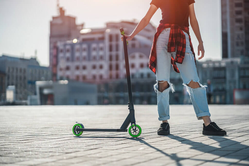 Person mit Stunt-Scooter in der Stadt