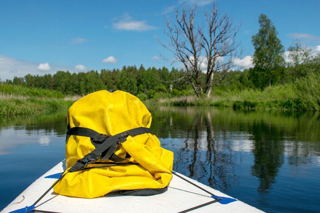 SUP-Board im Wasser mit Rucksack drauf