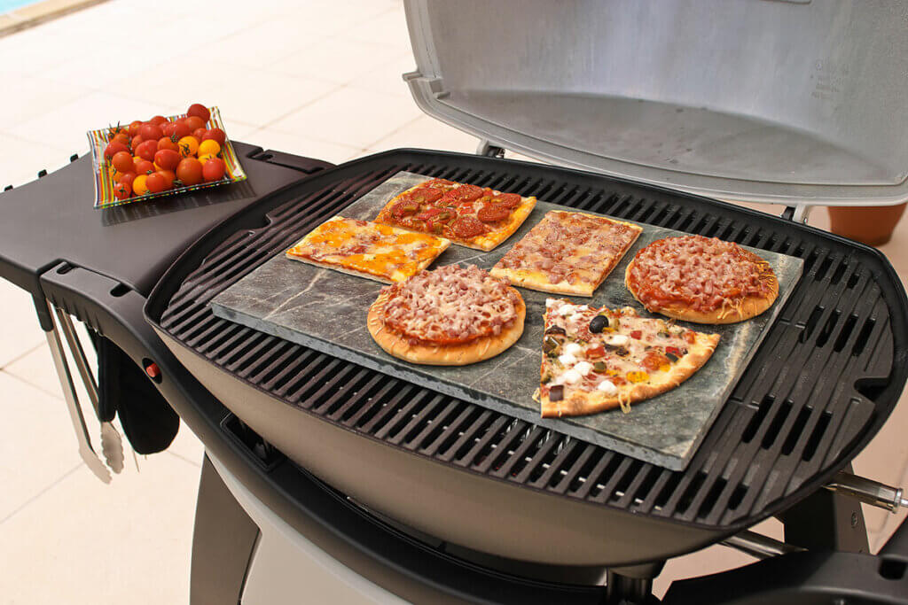 pizza auf einem gasgrill