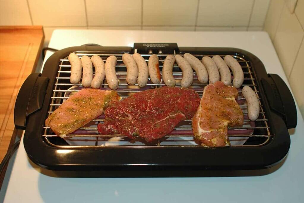 Fleisch auf Tischgrill