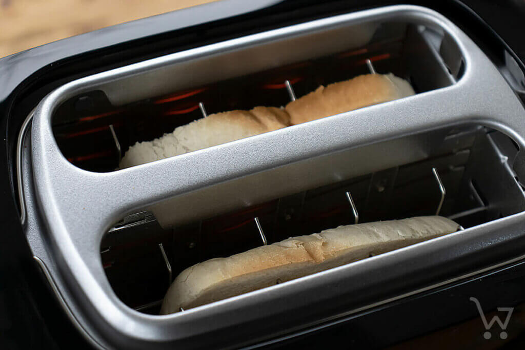 Brot wird im Toaster geröstet