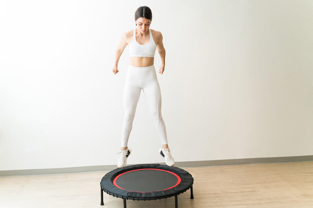 Frau springt auf Trampolin