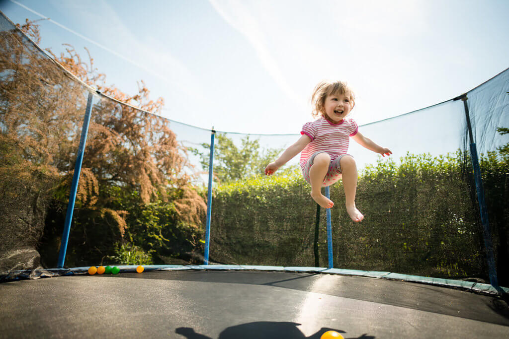 Kind auf Trampolin