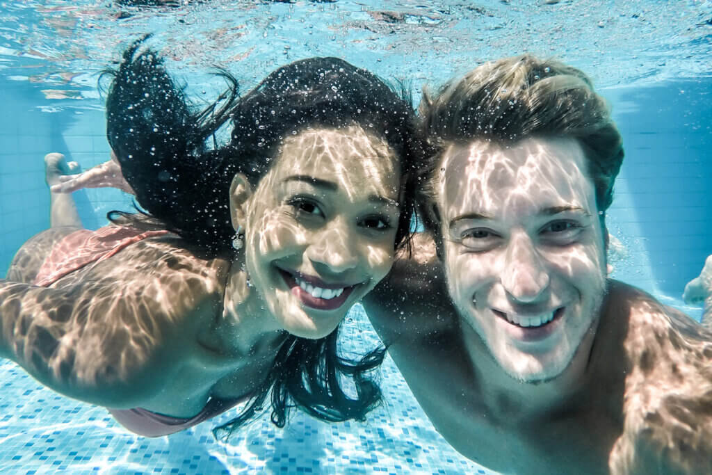paar macht selfie unterwasser