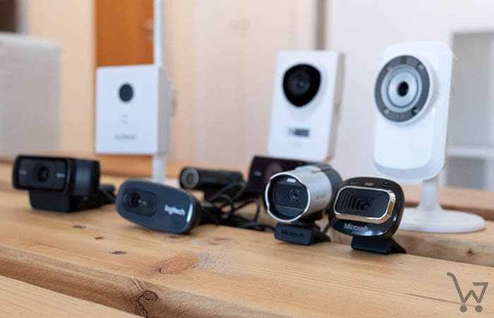 verschiedene Webcams auf Holztisch