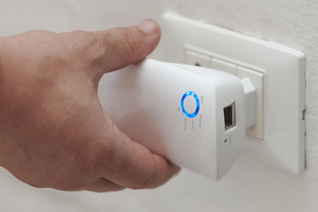 wlan repeater wird in eine steckdose platziert