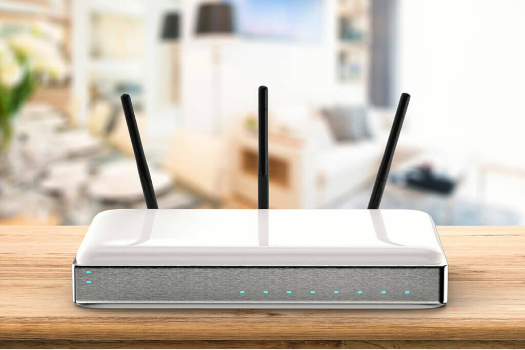 weißer Router steht in Wohnzimmer