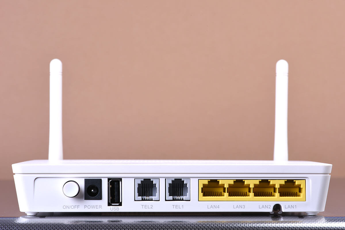 weisser WLAN-Router von hinten mit allen Anschluessen