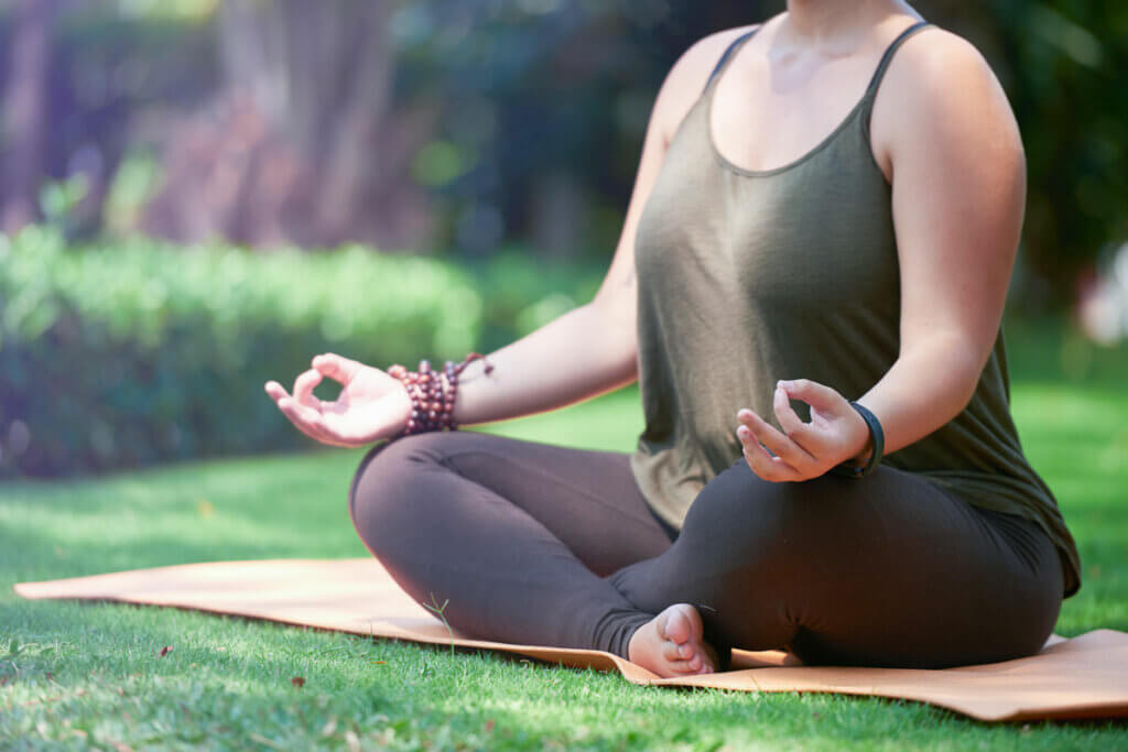 Frau macht Yoga im Freien